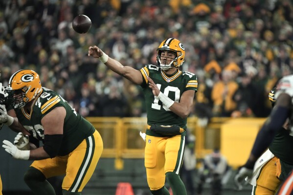 Love comes through as Packers beat Bears 17 9 to clinch a playoff
